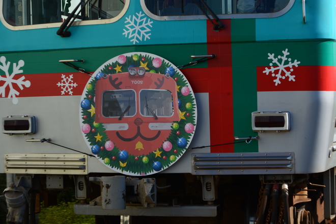 【岳南】岳南電車7000形7001号車クリスマスラッピング仕様で運行中をジャトコ前駅で撮影した写真