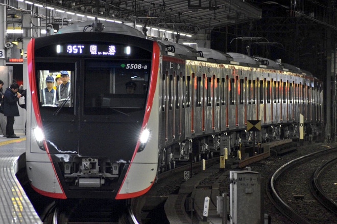 【都営】5500形5508編成 総合車両製作所出場を 横浜駅で撮影した写真