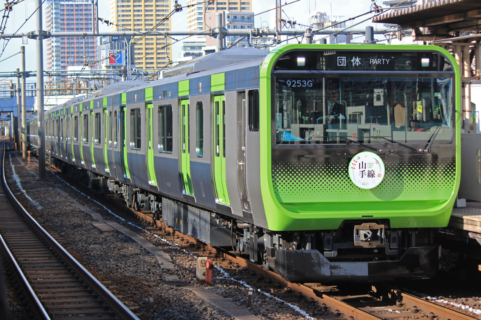 【JR東】E235系トウ26編成使用団体臨時列車の拡大写真