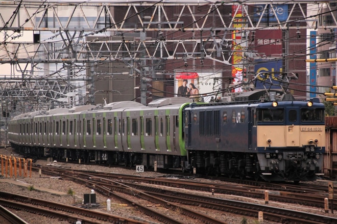 【JR東】E235系トウ28編成 配給輸送 を新宿駅で撮影した写真