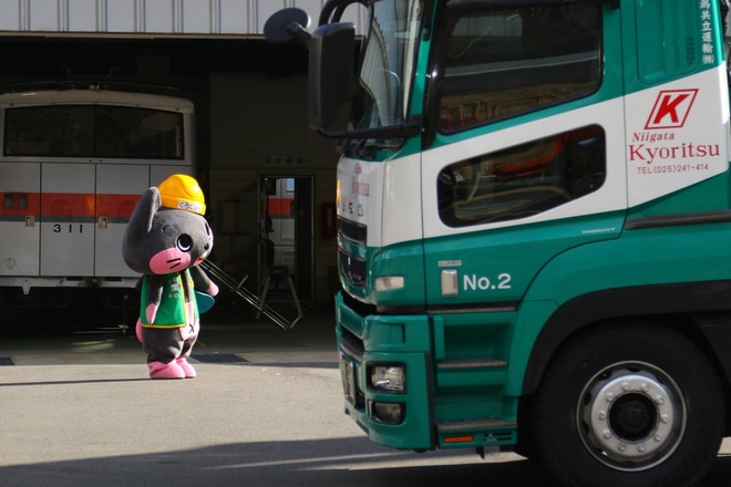 【関電】トロリーバス 扇沢駅から陸送を扇沢駅付近で撮影した写真