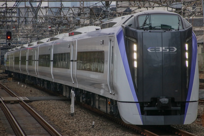 【JR東】E353系モトS114編成 尾久疎開回送を池袋駅で撮影した写真