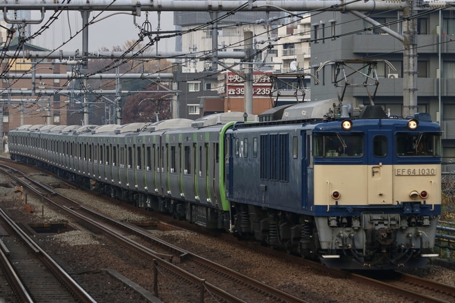 【JR東】E235系トウ29編成 配給輸送を高田馬場駅で撮影した写真