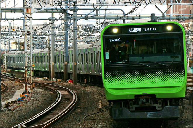 【JR東】E235系トウ07編成使用試運転を新宿駅で撮影した写真