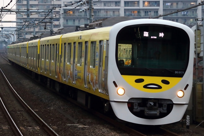 【西武】30000系38105F「ぐでたまスマイルトレイン さよならイベント電車」 を中村橋駅で撮影した写真