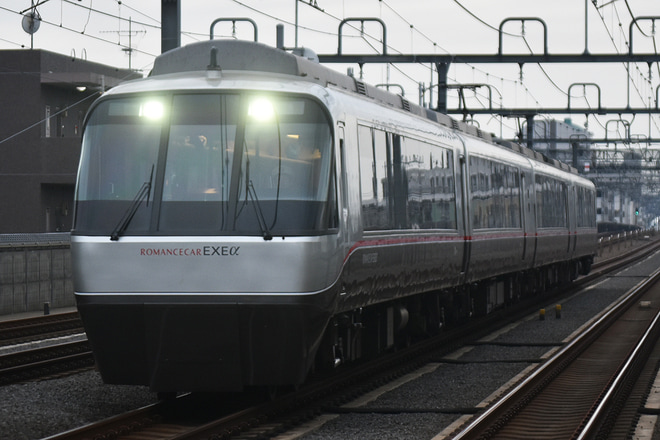 【小田急】 EXEα4両編成によるロマンスカーを千歳船橋駅で撮影した写真