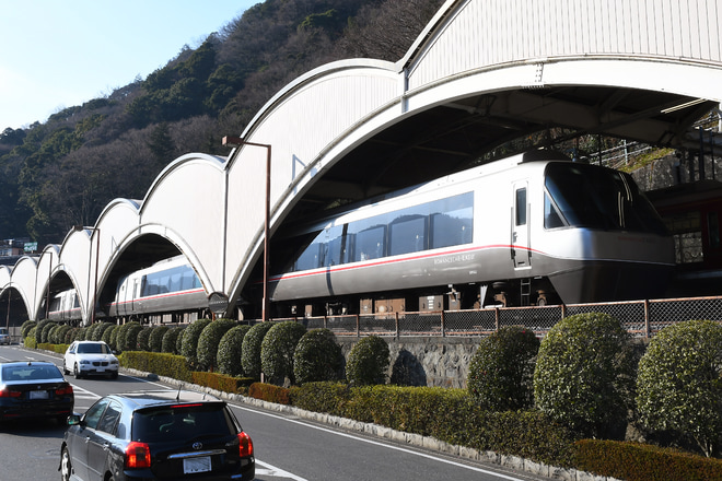 【小田急】 EXEα4両編成によるロマンスカーを箱根湯本駅で撮影した写真