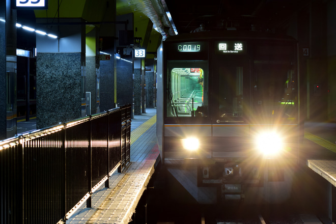 【JR西】207系使用の梅小路京都西駅ホームドア輸送を京都駅で撮影した写真
