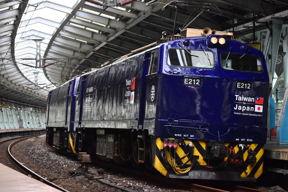 【台鐵】E212、E213が南海ラピート塗装にの拡大写真