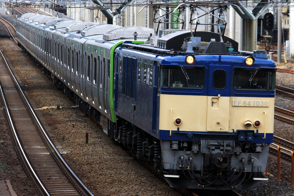 【JR東】E235系トウ32編成配給輸送の拡大写真