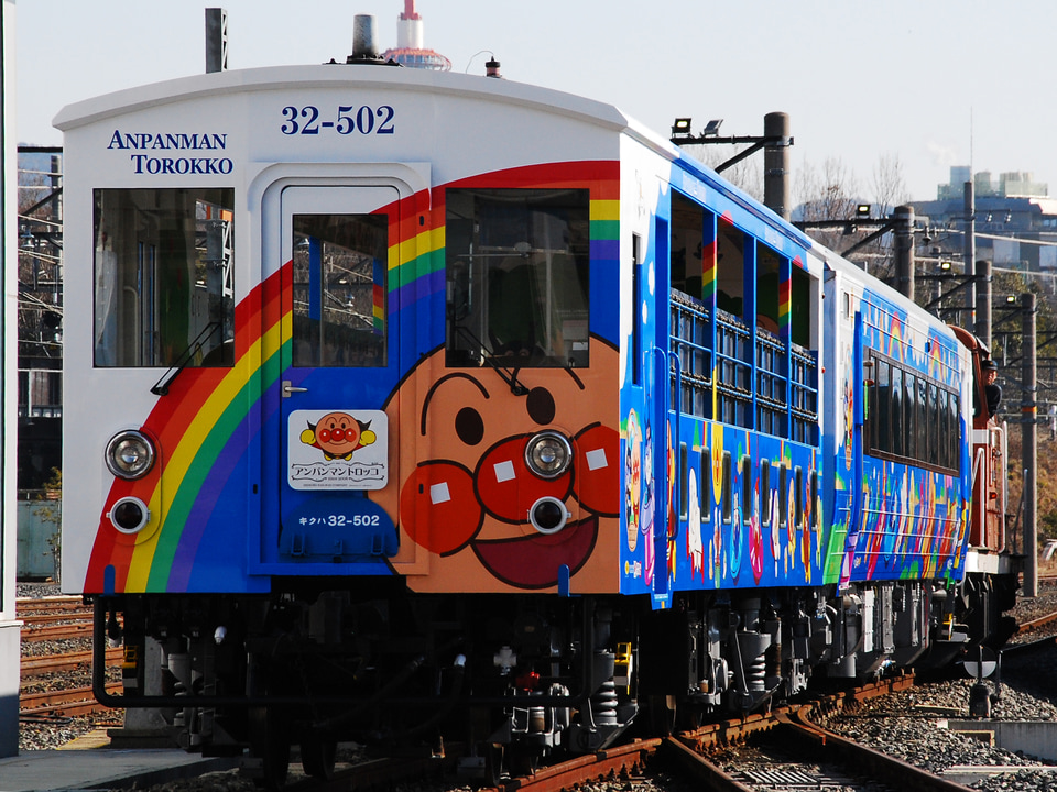 【JR四】アンパンマン列車が京都鉄道博物館への拡大写真