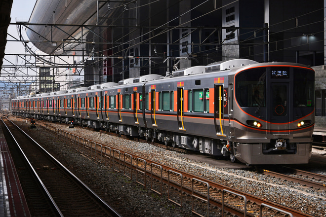 【JR西】323系LS19編成 近畿車輛出場試運転を京都駅で撮影した写真