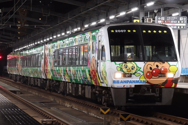 【JR四】アンパンマン列車(グリーン）の南風運用終了を宇多津駅で撮影した写真