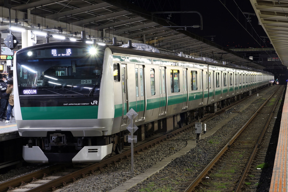 【JR東】E233系ハエ123編成、板橋駅横留置線へ回送の拡大写真