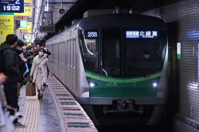 【メトロ】千代田線北綾瀬駅ホーム10両編成対応を北千住駅で撮影した写真