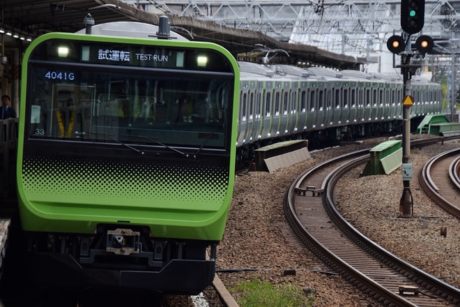 【JR東】E235系トウ33編成 性能確認試運転を五反田駅で撮影した写真