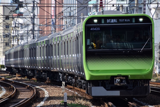 【JR東】E235系トウ33編成 性能確認試運転を恵比寿駅で撮影した写真
