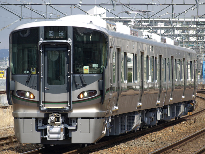 【JR西】227系1000番台SR10編成 京都鉄博展示返却回送を岸辺駅で撮影した写真