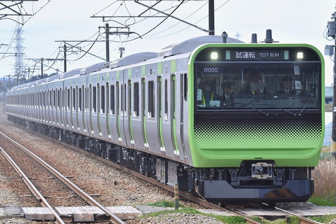 【JR東】E235系トウ35編成総合車両製作所出場試運転を田上駅で撮影した写真