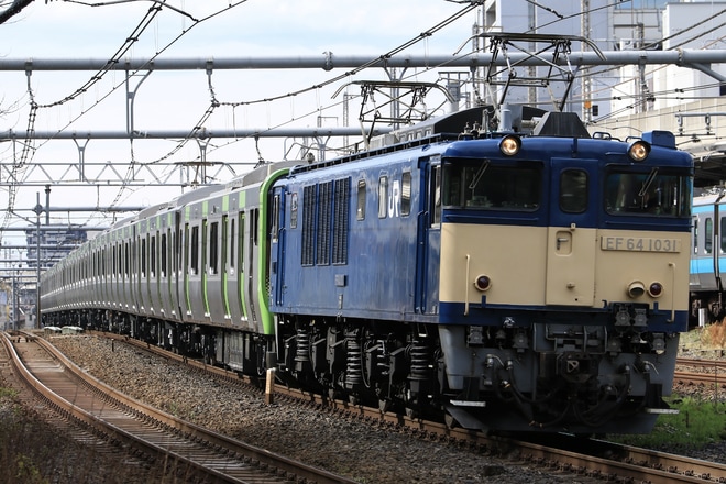 【JR東】E235系トウ35編成 配給輸送を王子駅で撮影した写真