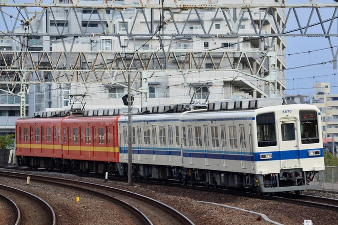 【東武】8000系8570F救援回送を西新井駅で撮影した写真
