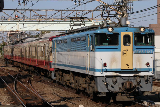 【西武】新101系247F(赤電塗装) 甲種輸送を豊田駅で撮影した写真