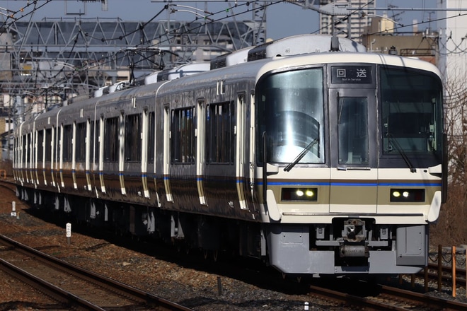 【JR西】221系B2編成吹田総合車両所出場を摩耶駅で撮影した写真