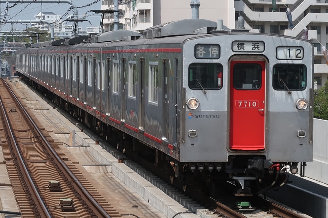 【相鉄】7000系7710Fが10両編成で運転を天王町駅で撮影した写真