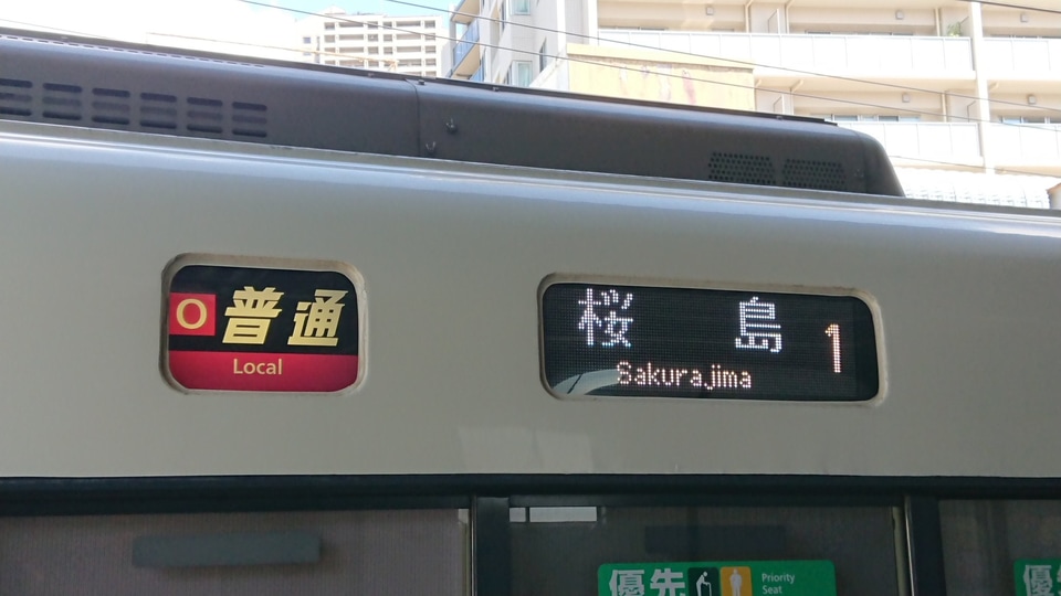 【JR西】221系がゆめ咲線（桜島線）へ代走にて入線の拡大写真