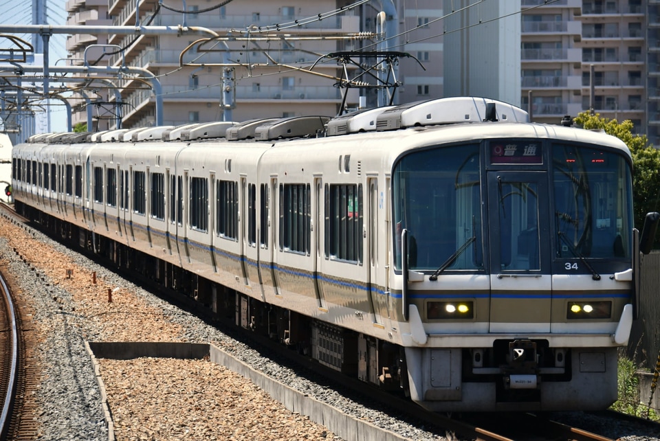 【JR西】221系がゆめ咲線（桜島線）へ代走にて入線の拡大写真