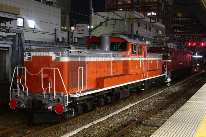 【JR東】DD51-897秋田総合車両センターへを高崎駅で撮影した写真