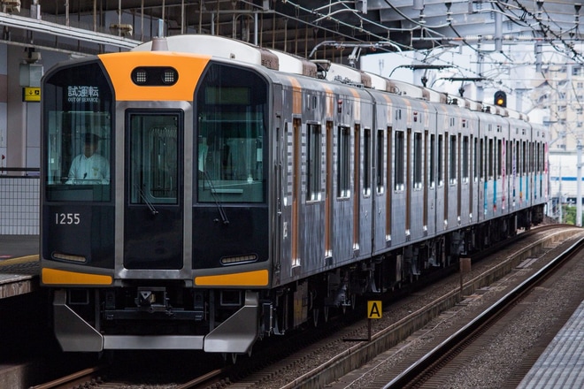 【阪神】1000系1205F神戸側ユニット出場試運転が半ラッピングで運転を今津駅で撮影した写真
