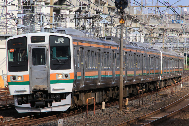 【JR東】211系タカC15編成使用 団体臨時列車で上野へを尾久～赤羽間で撮影した写真