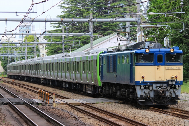 【JR東】E235系トウ37編成 配給輸送を原宿駅で撮影した写真