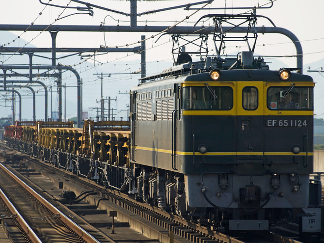 【JR西】EF65-1124(トワ釜）牽引の向日町FB溶接工臨を加古川駅で撮影した写真