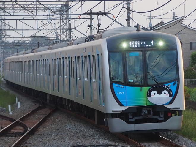【西武】40103F(コウペンちゃんトレイン) 新宿線系統で運用を西武立川駅で撮影した写真