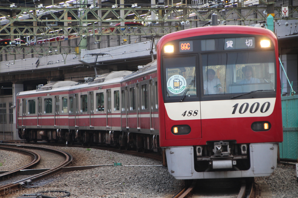 【京急】新1000形1485編成を使用した「ハイネケン電車」運行の拡大写真