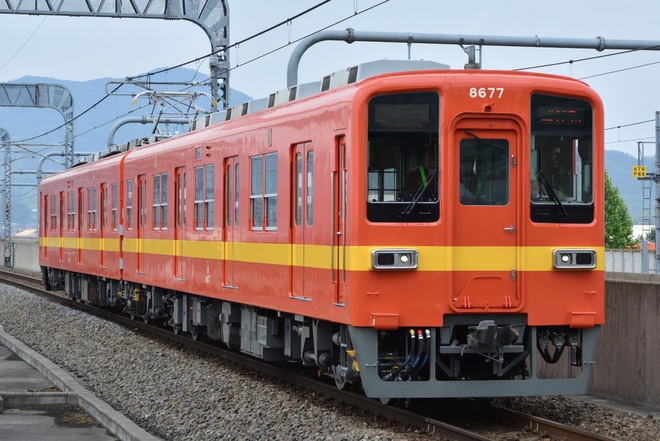 【東武】8000系8577F（リバイバルカラー）が出場を栃木駅で撮影した写真