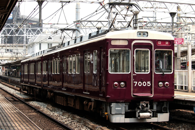 【阪急】7000系7005F正雀工場入場回送を十三駅で撮影した写真