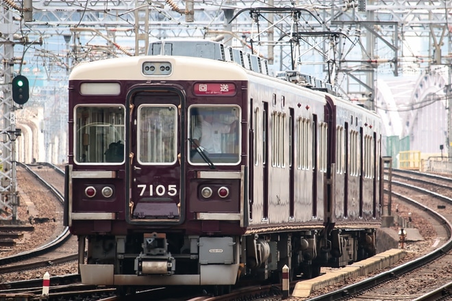 【阪急】7000系7005F正雀工場入場回送を十三駅で撮影した写真