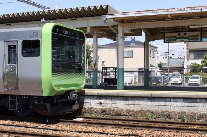 【JR東】E235系トウ40編成総合車両製作所出場試運転を新津駅で撮影した写真