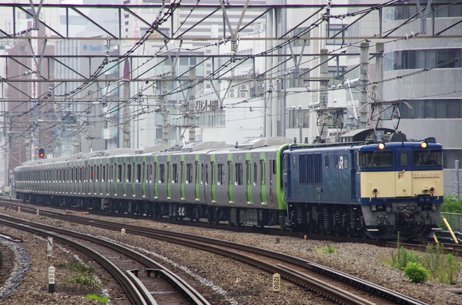 【JR東】E235系トウ40編成配給輸送を恵比寿駅で撮影した写真