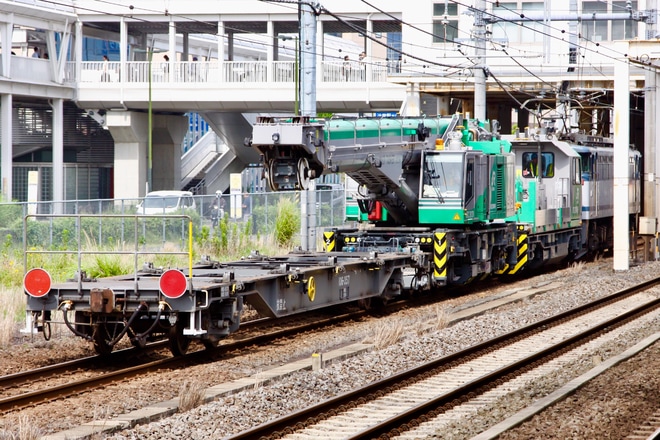 【JR貨】保線用車両(鉄道クレーン車+ワゴン車) 甲種輸送を辻堂駅で撮影した写真