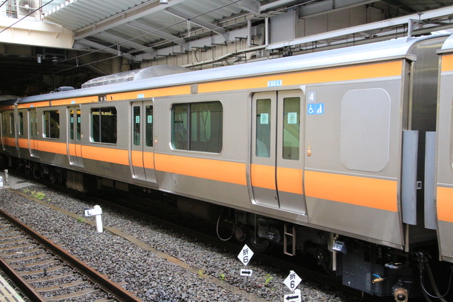 【JR東】E233系トタT39編成東京総合車両センター出場(トイレ設置)を新宿駅で撮影した写真