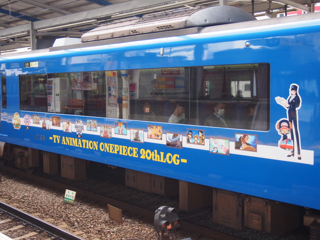 【京急】2100形2133編成「ONE PIECE 20th TRAIN」仕様を京急川崎駅で撮影した写真