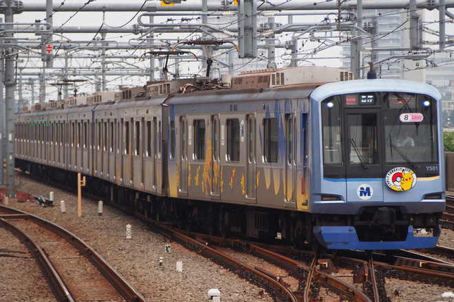 【横高】「ピカチュウ大量発生チュウ!」ラッピング電車が運行中を石神井公園駅で撮影した写真