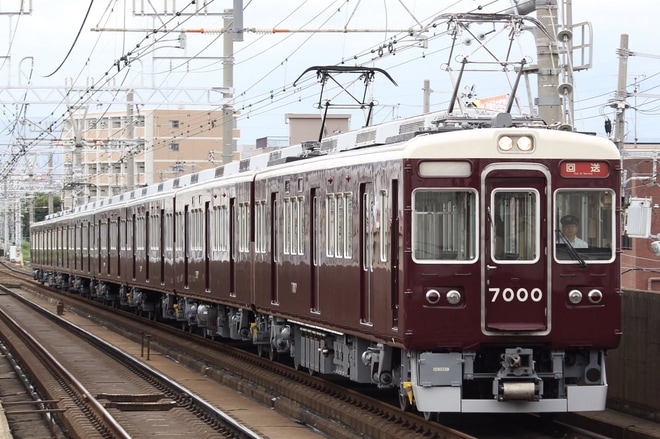 【阪急】7000系 7000F返却回送を上新庄駅で撮影した写真