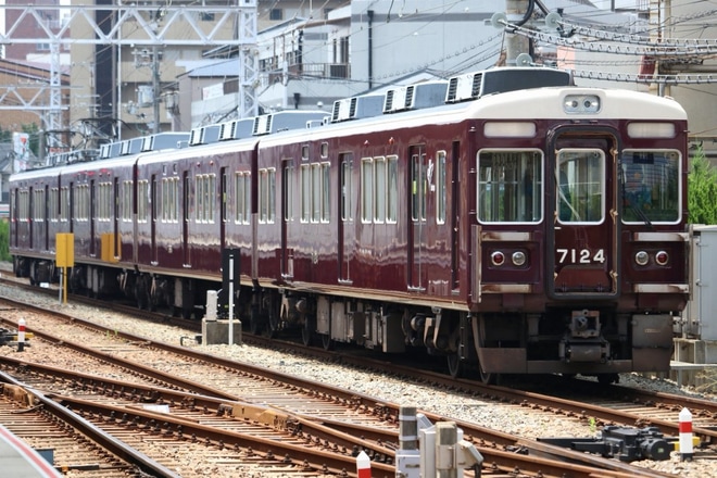 【阪急】7000系7024F＋7026F正雀工場へ回送を正雀駅で撮影した写真