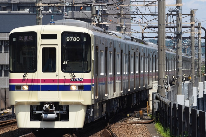【京王】9000系9730F出場試運転を京王多摩センター駅で撮影した写真