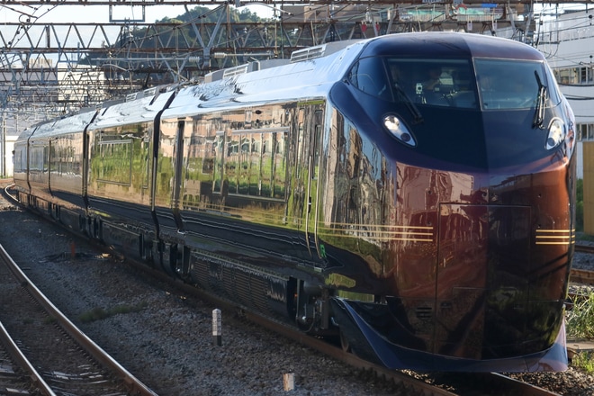 【JR東】 E655系使用 御召列車(復路)を大船駅で撮影した写真